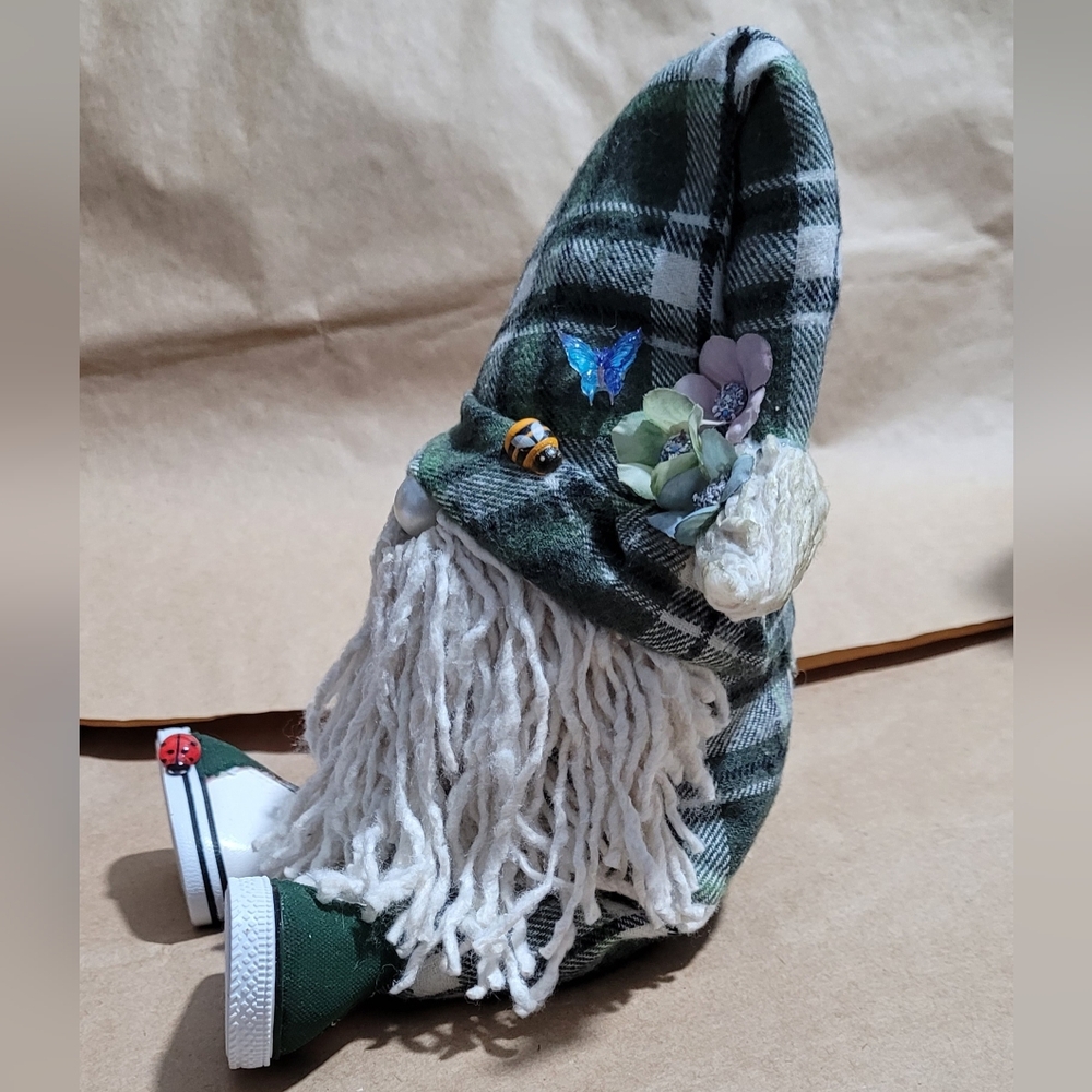 Adorable sitting Gnome - Picture 3 of 10